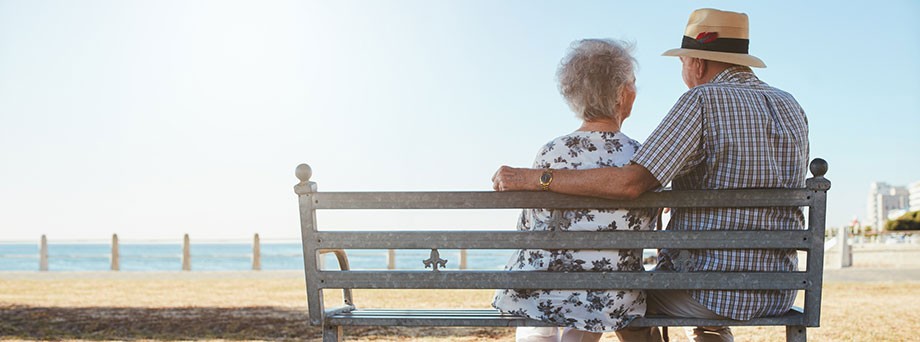 Informationen für Pflegeversicherte: Altes pflegebedürftiges Ehepaar auf einer Bank Informationen für Pflegeversicherte: Altes pflegebedürftiges Ehepaar auf einer Bank
