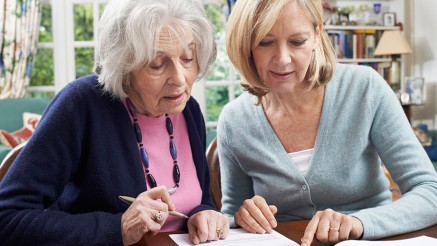 Informationen im Pflegefall: Mutter und Tochter informieren sich zum Thema Pflege. Informationen im Pflegefall: Mutter und Tochter informieren sich zum Thema Pflege.