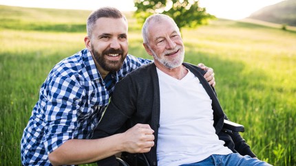Vater und Sohn machen sich Gedanken, was zu tun ist, wenn der Pflegefall eintritt. Vater und Sohn machen sich Gedanken, was zu tun ist, wenn der Pflegefall eintritt.
