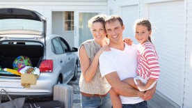 Mitglieder-Schutzbrief: Versicherungsschutz auf Reisen - Familie am Kofferraum ihres Autos Mitglieder-Schutzbrief: Versicherungsschutz auf Reisen - Familie am Kofferraum ihres Autos