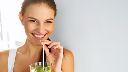 Gesundheitsreform: Junge Frau mit Smoothie Gesundheitsreform: Junge Frau mit Smoothie