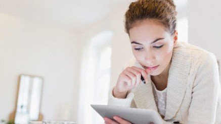 Bild Kundencenter: Junge Frau schaut in ihr Notebook Bild Kundencenter: Junge Frau schaut in ihr Notebook