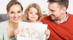 Ratgeber Sicheres Zuhause: Mama und Papa mit Tochter, die ein schönes Haus gemalt hat. Ratgeber Sicheres Zuhause: Mama und Papa mit Tochter, die ein schönes Haus gemalt hat.