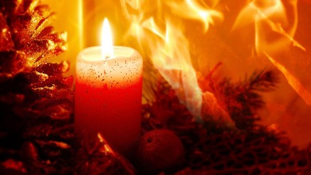 Ratgeber Brandschutz: brennende Kerze mit Feuer im Hintergrund Ratgeber Brandschutz: brennende Kerze mit Feuer im Hintergrund