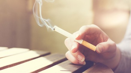 Ratgeber Brandschutz: Jemand hält eine brennende Zigarette in der Hand. Ratgeber Brandschutz: Jemand hält eine brennende Zigarette in der Hand.
