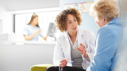 Medikamentenplan: Ärztin berät Patientin, welche Wechselwirkung ihre Medikamente untereinander haben. Medikamentenplan: Ärztin berät Patientin, welche Wechselwirkung ihre Medikamente untereinander haben.