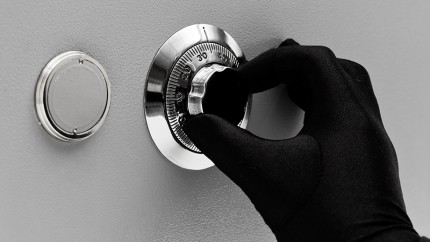 Sicherungsrichtlinien: Ein Einbrecher versucht, einen Safe zu öffnen. Sicherungsrichtlinien: Ein Einbrecher versucht, einen Safe zu öffnen.