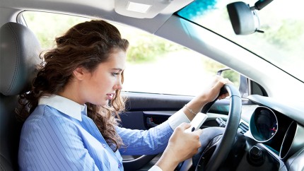 Bild Studie Alltagssünden, Autofahren: Frau telefoniert mit dem Handy am Steuer Bild Studie Alltagssünden, Autofahren: Frau telefoniert mit dem Handy am Steuer