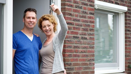 Bild: Paar lächeln und hält Schlüssel zu Ihrem neuen Haus Bild: Paar lächeln und hält Schlüssel zu Ihrem neuen Haus