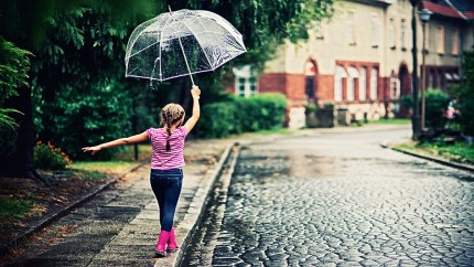Bild: Sorgen und Ängste der Deutschen. Spaziergang im Regen. Bild: Sorgen und Ängste der Deutschen. Spaziergang im Regen.