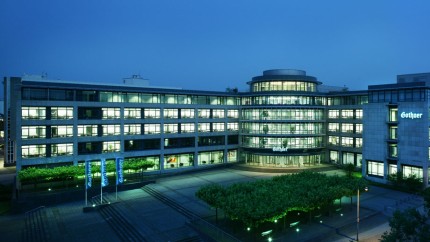 Bild: Eines der Gebäude der Gothaer Versicherungen bei Nacht Bild: Eines der Gebäude der Gothaer Versicherungen bei Nacht