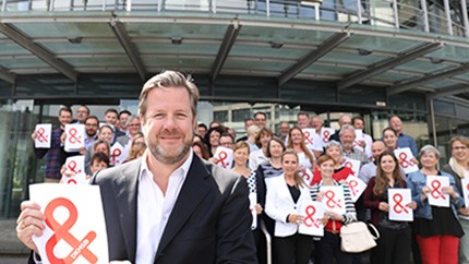 Gothaer Vorstand Oliver Schoeller unterstützt die DKMS mit einer Fotoaktion im Kampf gegen den Blutkrebs am World Blood Cancer Day 2018. Gothaer Vorstand Oliver Schoeller unterstützt die DKMS mit einer Fotoaktion im Kampf gegen den Blutkrebs am World Blood Cancer Day 2018.