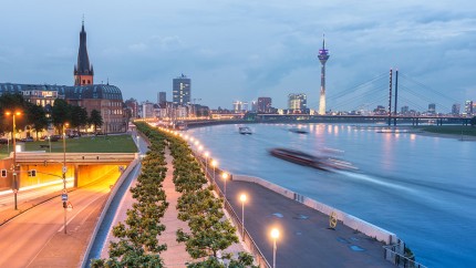 Versicherung Düsseldorf: Die Düsseldorfer Rheinpromenade und der Fernsehturm Versicherung Düsseldorf: Die Düsseldorfer Rheinpromenade und der Fernsehturm