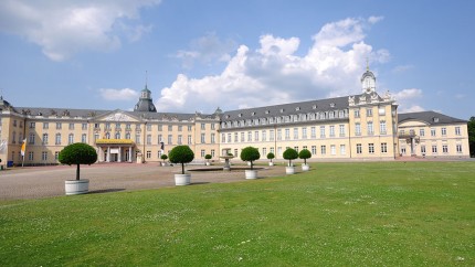 Versicherung Karlsruhe: Karlsruher Schloss mit Schlossgarten Versicherung Karlsruhe: Karlsruher Schloss mit Schlossgarten