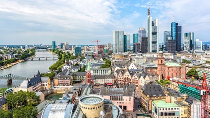 Versicherung Frankfurt am Main: Blick auf den Main und die Skyline von Frankfurt Versicherung Frankfurt am Main: Blick auf den Main und die Skyline von Frankfurt